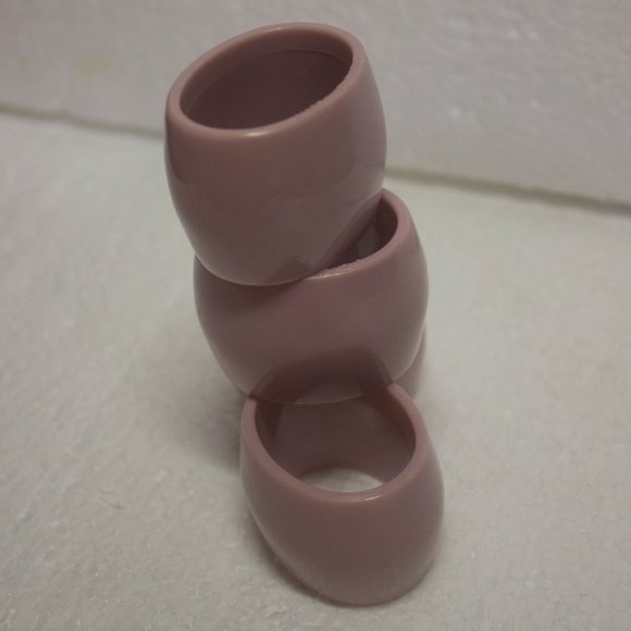 Set of 4 Plastic Mauve Colored Napkin RIngs - Picture 2 of 3